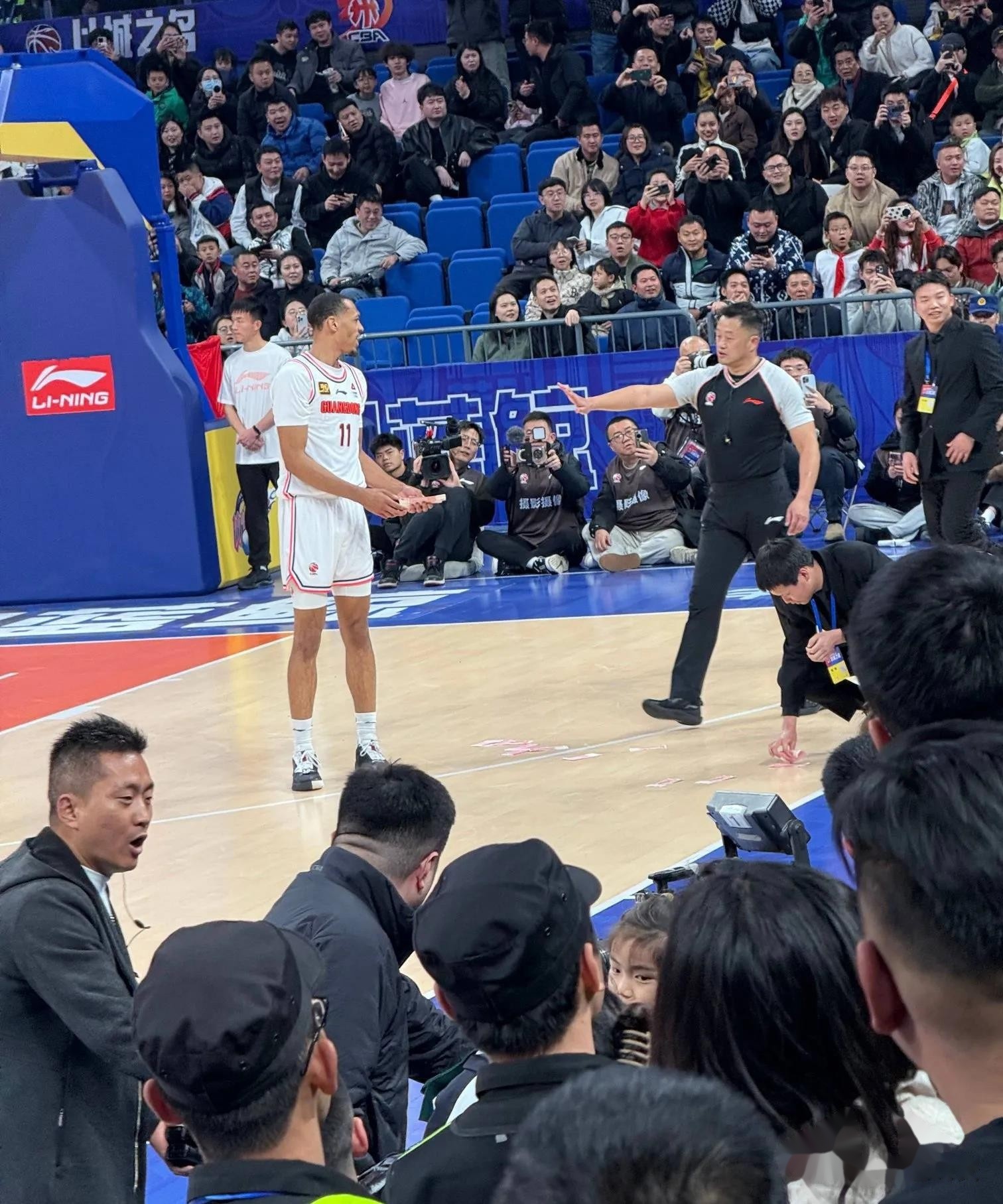 包含全明星赛赛程吃紧，广东宏远今晚内部沟通，赛场秩序良好，团队化学反应显著的词条